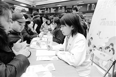 蘭州大學(xué)第一醫(yī)院舉行“新年！新高度！”兒童保健義診活動