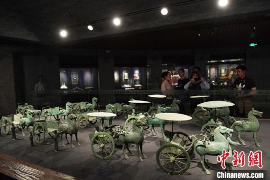 圖為甘肅省博物館展陳的東漢銅奔馬車陣。(資料圖) 楊艷敏 攝 圖為甘肅省博物館展陳的東漢銅奔馬車陣。(資料圖) 楊艷敏 攝