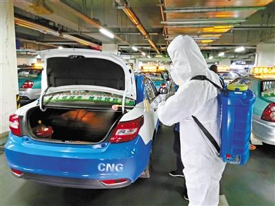 免費接送一線抗“疫”人員 蘭州奔馬雷鋒車隊，你們真棒！