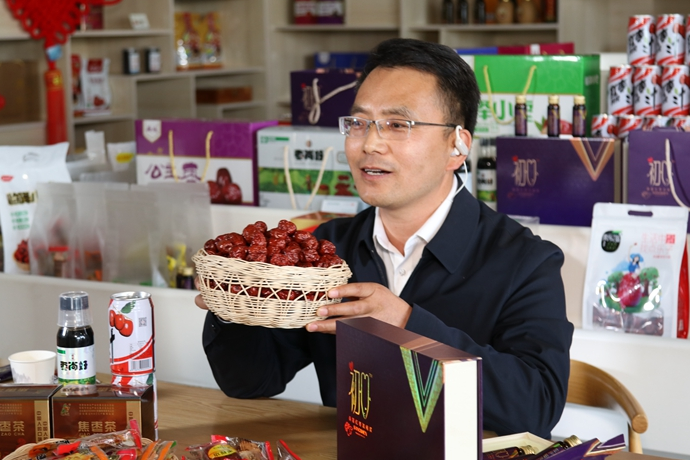 “縣長直播天團”唱響“甘貨春之聲”，售出近30種甘貨1萬余件 開進直播間的網絡扶貧博覽會，受百萬網友點贊 