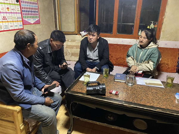 圖為木耳鎮紀檢干事盧建民（左三）連夜在多壩村多壩組奚連德家中了解受災情況，排查安全隱患，并宣傳發生次生災害的相關知識。_副本.jpg