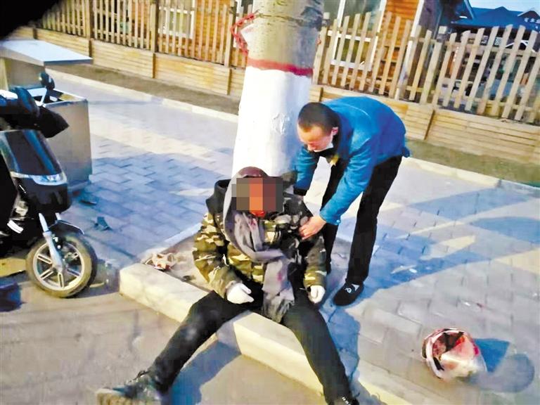 蘭州：騎摩托車男子清晨撞傷 熱心“的哥”全力救助！