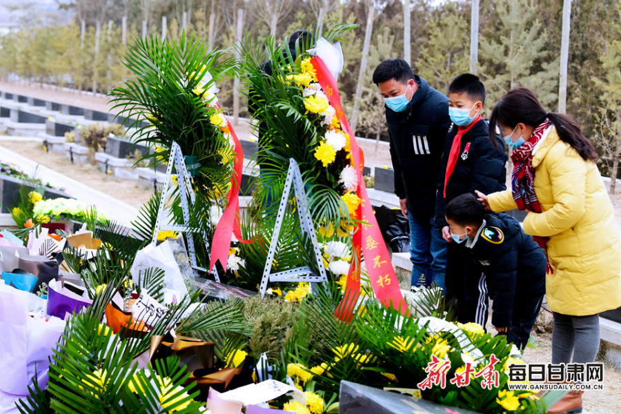 委托快遞、自發(fā)前往，社會各界在陳紅軍烈士墓前獻(xiàn)花致敬