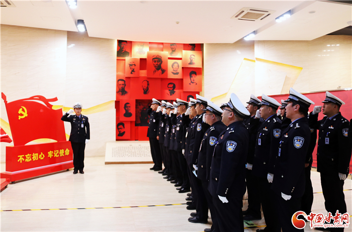 清明祭英烈 豐碑勵(lì)前行——蘭州交警開(kāi)展系列清明節(jié)緬懷先烈活動(dòng) 