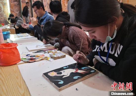 2020年10月,臺灣大學(xué)生在敦煌“莫高學(xué)堂”體驗?zāi)嗯弋嬍肿髡n。 丁思 攝 2020年10月,臺灣大學(xué)生在敦煌“莫高學(xué)堂”體驗?zāi)嗯弋嬍肿髡n。 丁思 攝