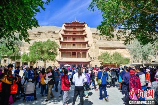 中國農歷四月初八,敦煌民眾傳承歷史習俗,前往莫高窟燒香禮佛、祈福。(資料圖) 王斌銀 攝 中國農歷四月初八,敦煌民眾傳承歷史習俗,前往莫高窟燒香禮佛、祈福。(資料圖) 王斌銀 攝