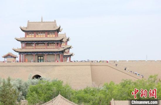 歷經(jīng)數(shù)十載保護(hù)修繕的古老關(guān)城得以延年益壽,成為了海內(nèi)外游客“絲路游”的必經(jīng)打卡地。 高展 攝 歷經(jīng)數(shù)十載保護(hù)修繕的古老關(guān)城得以延年益壽,成為了海內(nèi)外游客“絲路游”的必經(jīng)打卡地。 高展 攝