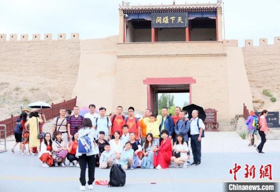歷經(jīng)數(shù)十載保護(hù)修繕的古老關(guān)城得以延年益壽,成為了海內(nèi)外游客“絲路游”的必經(jīng)打卡地。 高展 攝 歷經(jīng)數(shù)十載保護(hù)修繕的古老關(guān)城得以延年益壽,成為了海內(nèi)外游客“絲路游”的必經(jīng)打卡地。 高展 攝