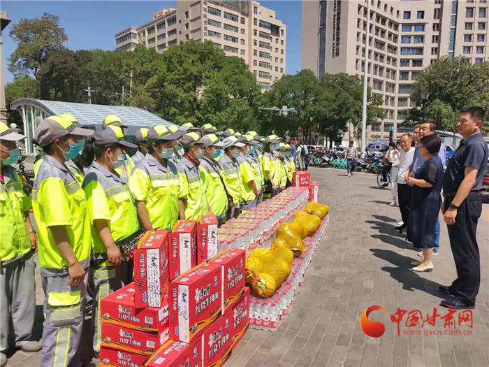 蘭州市城管委攜手愛心企業慰問環衛工人