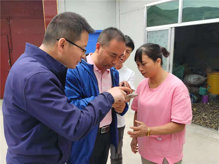 干部手把手教村民掃碼監督操作流程.jpg