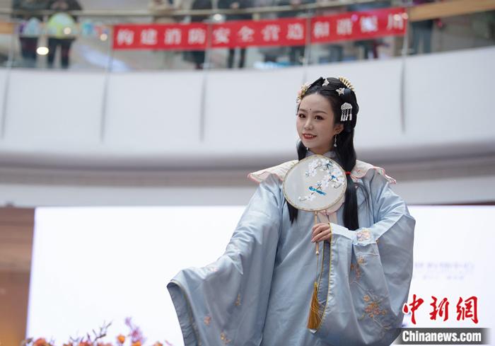 漢服愛好者王一帆參加漢服節(jié)活動(dòng)。受訪者供圖 點(diǎn)擊進(jìn)入下一頁(yè)