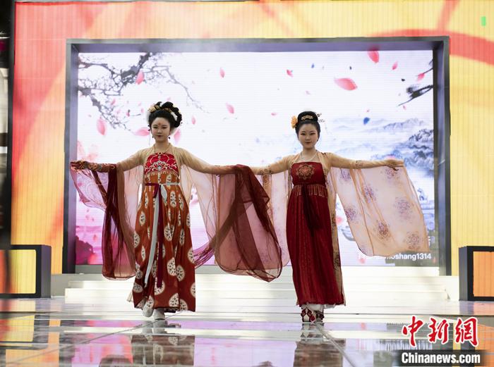 漢服愛好者關(guān)嘉美(左)參加漢服秀。受訪者供圖 點(diǎn)擊進(jìn)入下一頁(yè)