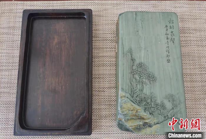 圖為盧保勝為提升洮硯文化內涵，制作“一硯一銘、一盒一拓”成品展示?！堟?攝
