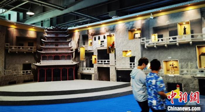 該展覽還借助科技手段，復原“藏經洞”場景，將莫高窟“搬進”展廳。　丁思 攝