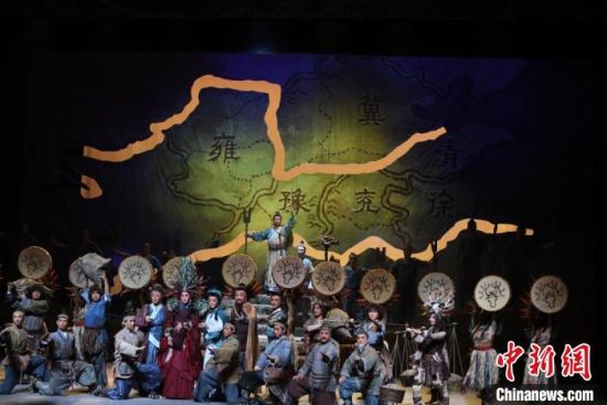 作為隴劇“梅花”，雷通霞在《大禹治水》中甘當“綠葉”，該劇推出后，反響十分熱烈。(資料圖) 楊艷敏 攝