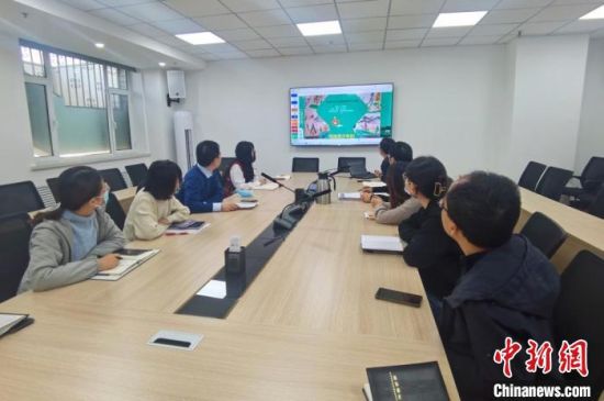 圖為甘肅教育出版社《寫給青少年的敦煌故事》叢書項(xiàng)目組,探討圖書封面設(shè)計(jì)。 閆姣 攝 圖為甘肅教育出版社《寫給青少年的敦煌故事》叢書項(xiàng)目組,探討圖書封面設(shè)計(jì)。 閆姣 攝