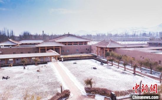 圖為雪落大漠古堡——敦煌山莊。 王斌銀 攝 圖為雪落大漠古堡——敦煌山莊。 王斌銀 攝