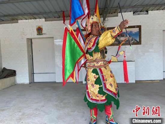 圖為完代才讓在外木村戲臺(tái)出演。 宋子昕 攝 圖為完代才讓在外木村戲臺(tái)出演。 宋子昕 攝