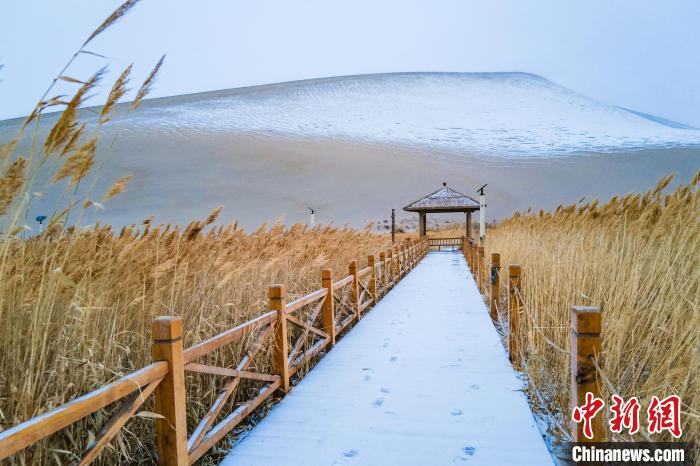 2021年11月28日，在敦煌鳴沙山月牙泉景區，沙雪交融，更顯北國風情。　王斌銀 攝