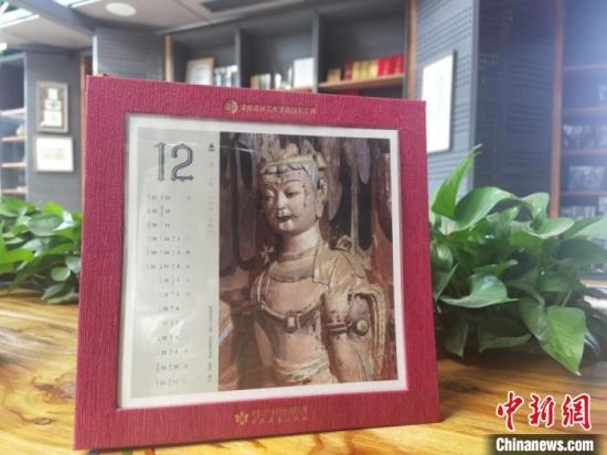 圖為徐晉林制作的敦煌題材的手工書《走進沙漠敦煌——莫高窟與藏書票藝術》，深受讀者喜愛。　閆姣 攝