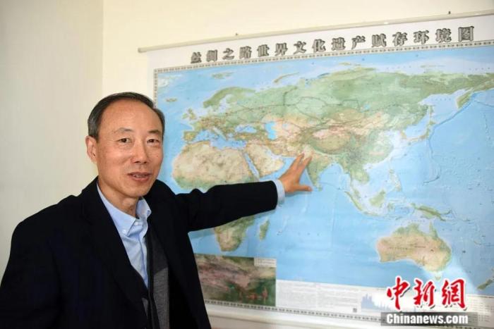 王心源在北京接受<a target='_blank' data-cke-saved-href='/' href='/'>中新社</a>“東西問”專訪,介紹最新研究編制出版的《絲綢之路世界文化遺產賦存環境圖》。<a target='_blank' data-cke-saved-href='/' href='/'>中新社</a>記者 孫自法 攝 點擊進入下一頁
