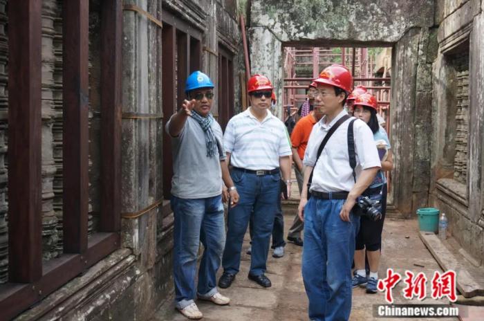 王心源(前右)在吳哥窟考察。<a target='_blank' data-cke-saved-href='/' href='/'>中新社</a>發 受訪者 供圖 點擊進入下一頁