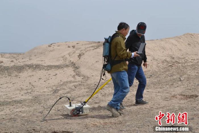 王心源(左)在甘肅敦煌進行探地雷達地下探測。<a target='_blank' data-cke-saved-href='/' href='/'>中新社</a>發 受訪者 供圖 點擊進入下一頁