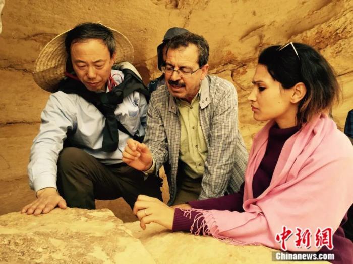 王心源(左一)在突尼斯野外考察。<a target='_blank' data-cke-saved-href='/' href='/'>中新社</a>發 受訪者 供圖 點擊進入下一頁