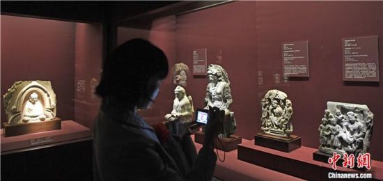 2018年8月,《平山郁夫的絲路世界——平山郁夫絲綢之路美術(shù)館文物展》在甘肅敦煌莫高窟開(kāi)展。中新社記者 楊艷敏 攝 2018年8月,《平山郁夫的絲路世界——平山郁夫絲綢之路美術(shù)館文物展》在甘肅敦煌莫高窟開(kāi)展。中新社記者 楊艷敏 攝