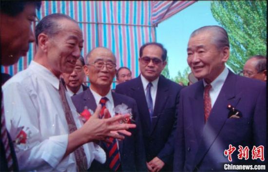 1994年8月,時(shí)任日本首相竹下登(右一)與時(shí)任敦煌研究院院長(zhǎng)段文杰在莫高窟親切交談。中新社發(fā) 婁婕 供圖 1994年8月,時(shí)任日本首相竹下登(右一)與時(shí)任敦煌研究院院長(zhǎng)段文杰在莫高窟親切交談。中新社發(fā) 婁婕 供圖