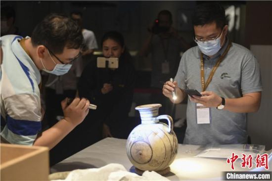 2020年6月,在長(zhǎng)沙博物館舉行“從地中海到中國(guó):絲路寶藏——平山郁夫絲綢之路美術(shù)館藏文物展”前,專家開(kāi)箱鑒定文物。中新社記者 楊華峰 攝 2020年6月,在長(zhǎng)沙博物館舉行“從地中海到中國(guó):絲路寶藏——平山郁夫絲綢之路美術(shù)館藏文物展”前,專家開(kāi)箱鑒定文物。中新社記者 楊華峰 攝