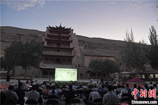 2018年8月,在敦煌莫高窟標(biāo)志性建筑“九層樓”前,《回顧平山郁夫先生的貢獻(xiàn)》座談會(huì)舉行。來(lái)自中日兩國(guó)的專家、學(xué)者共同懷念這位情系敦煌數(shù)十載的繪畫巨匠、中日友好的文化使者、世界文化遺產(chǎn)的守護(hù)者。中新社記者 楊艷敏 攝 2018年8月,在敦煌莫高窟標(biāo)志性建筑“九層樓”前,《回顧平山郁夫先生的貢獻(xiàn)》座談會(huì)舉行。來(lái)自中日兩國(guó)的專家、學(xué)者共同懷念這位情系敦煌數(shù)十載的繪畫巨匠、中日友好的文化使者、世界文化遺產(chǎn)的守護(hù)者。中新社記者 楊艷敏 攝