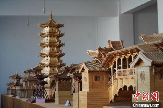 圖為古建筑模型制作技藝傳習所展廳內的微縮古建筑作品。　九美旦增 　攝