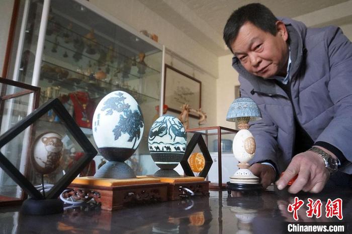 圖為吳義澤展示的最新創作的蛋雕作品。 九美丹增 攝 圖為吳義澤展示的最新創作的蛋雕作品。 九美丹增 攝