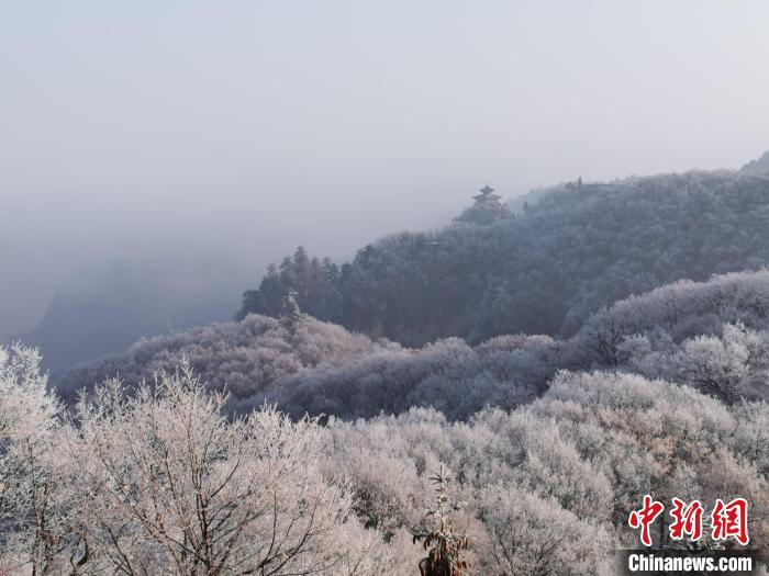 圖為連綿山脈,皆是白色。 徐振華 攝 圖為連綿山脈,皆是白色。 徐振華 攝