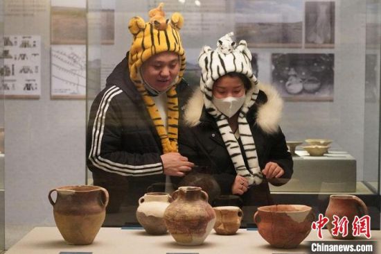 圖為市民戴虎頭帽在博物館內參觀。九美旦增 攝 圖為市民戴虎頭帽在博物館內參觀。九美旦增 攝