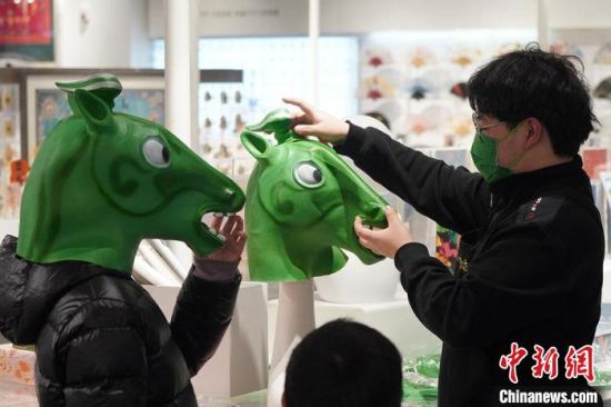 圖為“神馬來了”銅奔馬頭套。　九美旦增 攝