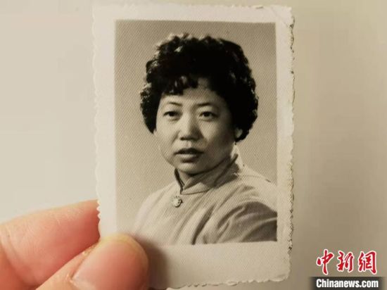 圖為20世紀(jì)80年代,蘭州照相館拍攝的人物肖像照,如今仍然有很多人選擇拍攝這樣的照片留作紀(jì)念。 王牧雨 攝 圖為20世紀(jì)80年代,蘭州照相館拍攝的人物肖像照,如今仍然有很多人選擇拍攝這樣的照片留作紀(jì)念。 王牧雨 攝