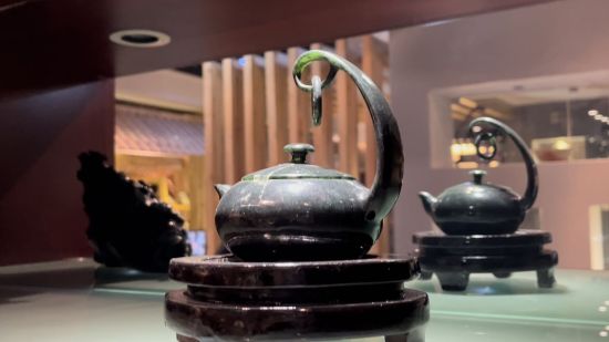 圖為酒泉夜光杯廠里陳列的夜光杯茶藝文化產(chǎn)品——精品懸環(huán)玉壺。王牧雨 圖為酒泉夜光杯廠里陳列的夜光杯茶藝文化產(chǎn)品——精品懸環(huán)玉壺。王牧雨