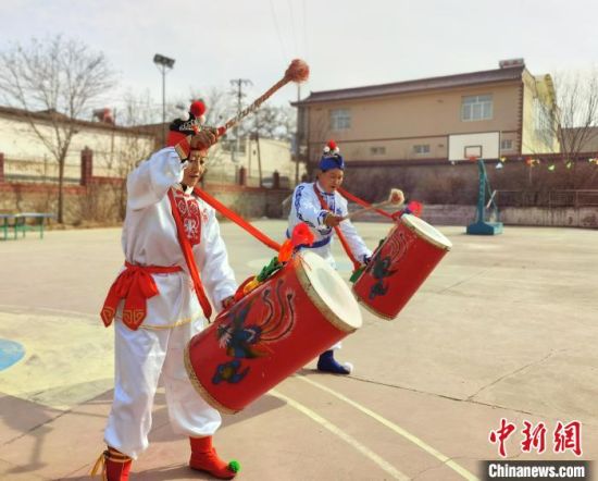 圖為劉玉均(右一)身穿青花服與隊員一起練習(xí)動作。 張婧 攝 圖為劉玉均(右一)身穿青花服與隊員一起練習(xí)動作。 張婧 攝