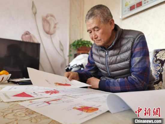 圖為陸鵬飛向記者展示多年帶隊的手寫筆記。 張婧 攝 圖為陸鵬飛向記者展示多年帶隊的手寫筆記。 張婧 攝