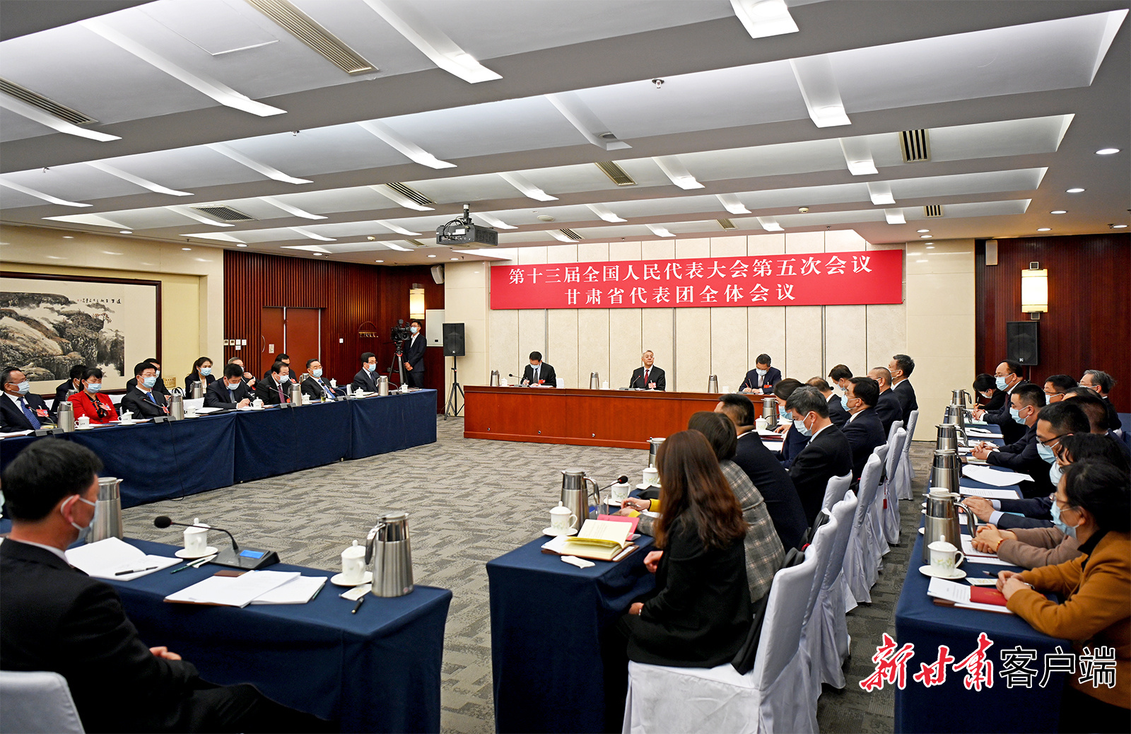 甘肅代表團(tuán)舉行全體會(huì)議，尹弘主持并講話