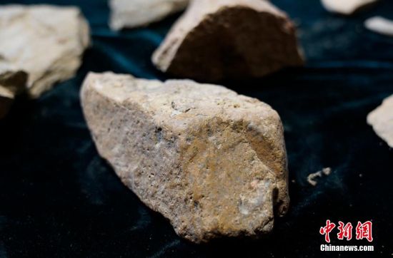 圖為靜寧縣賈河鄉(xiāng)竇坪村出土的石器。 夏劍鋒 攝 圖為靜寧縣賈河鄉(xiāng)竇坪村出土的石器。 夏劍鋒 攝