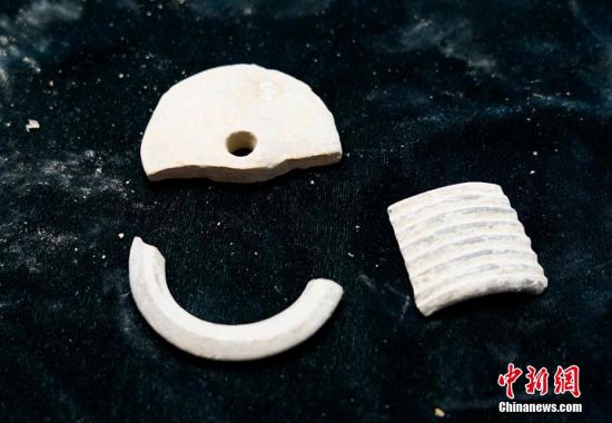 圖為靜寧縣賈河鄉(xiāng)竇坪村出土的佩飾。 夏劍鋒 攝 圖為靜寧縣賈河鄉(xiāng)竇坪村出土的佩飾。 夏劍鋒 攝