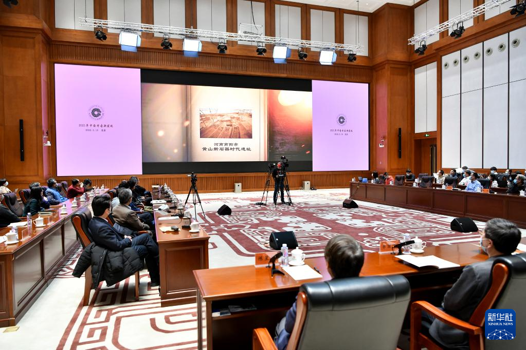 3月18日,在“中國社會科學院考古學論壇·2021年中國考古新發現”上,參會人員觀看宣傳視頻。