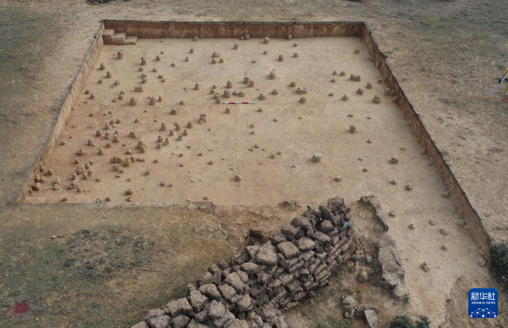 四川稻城縣皮洛舊石器時代遺址探方發掘情況(資料圖)。