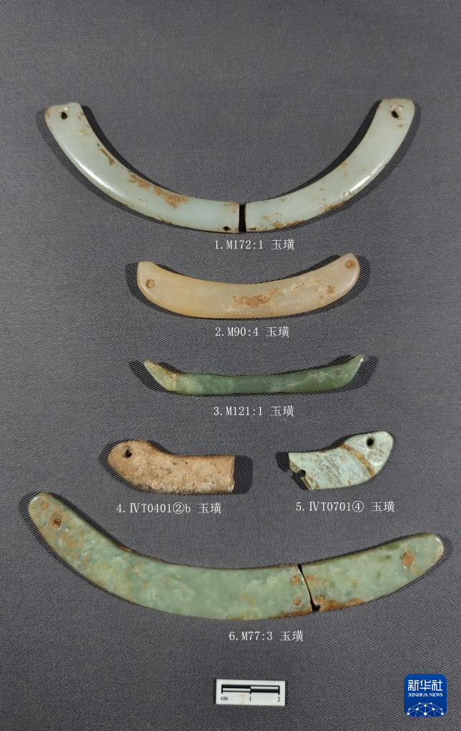 河南南陽市黃山新石器時代遺址出土的屈家嶺文化玉璜(資料圖)。