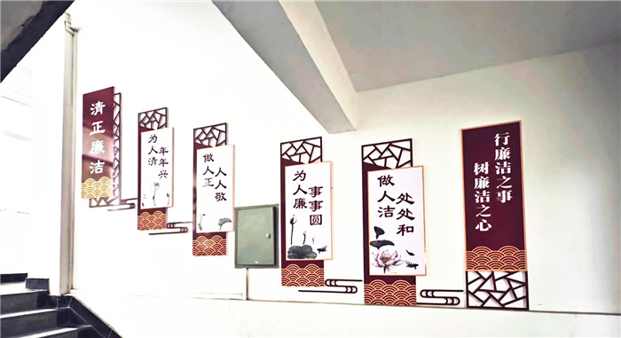 1650789077940551.jpg 圖為成縣鐔河鄉政府機關走廊廉政文化墻.jpg