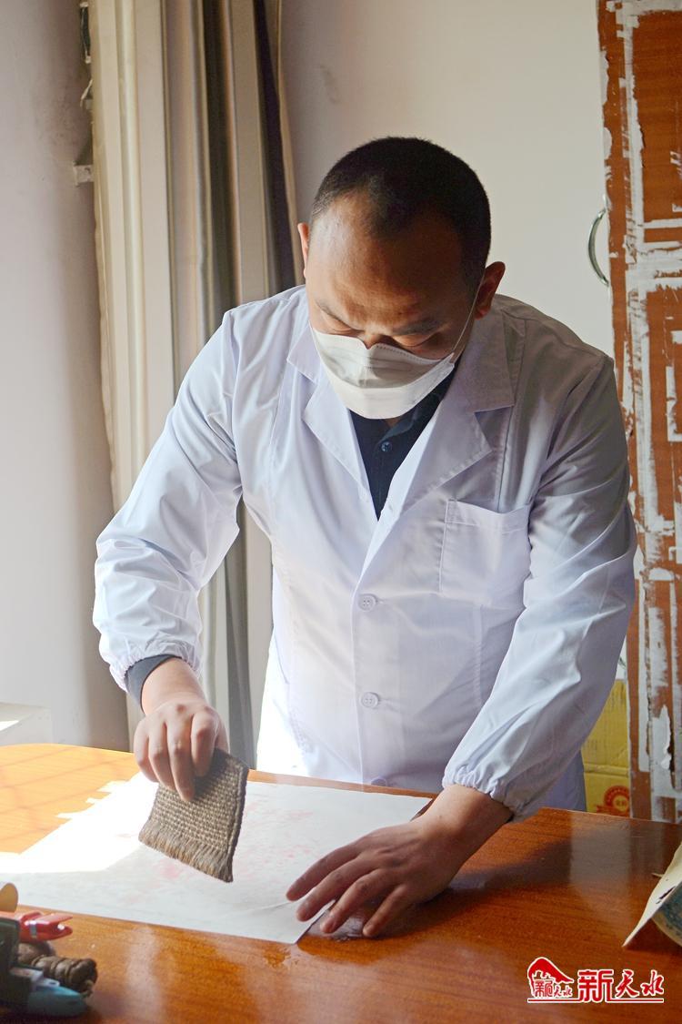 朽爛歷史檔案如何獲新生?看修復師“妙手回春”