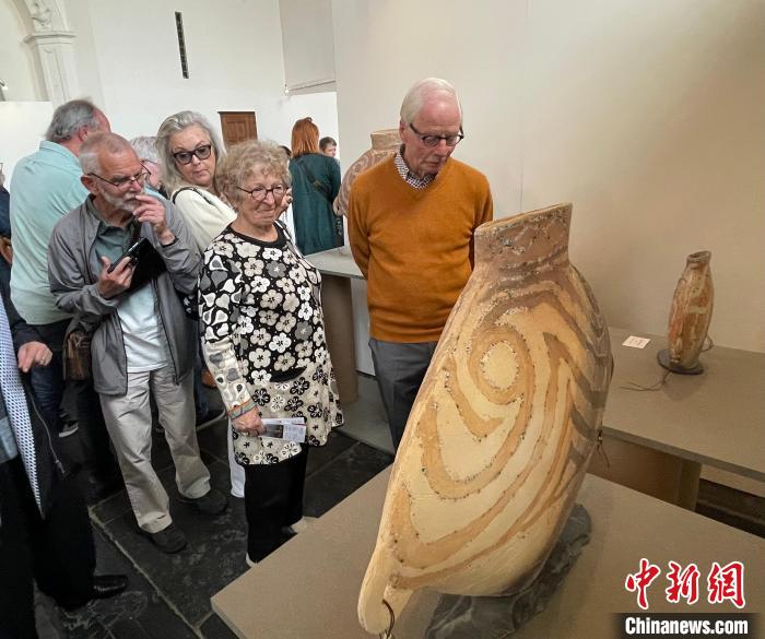 觀眾對融入馬家窯文化的現代陶藝作品興趣盎然。 德永健 攝 點擊進入下一頁